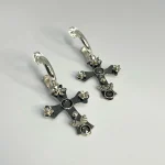 Pendientes Cruz Spirit cómodos y livianos en plata envejecida