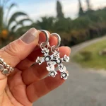 Diseño artesanal de cruz en plata con cristales Swarovski brillantes