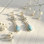 Aros de plata calados a mano con flor y larimar