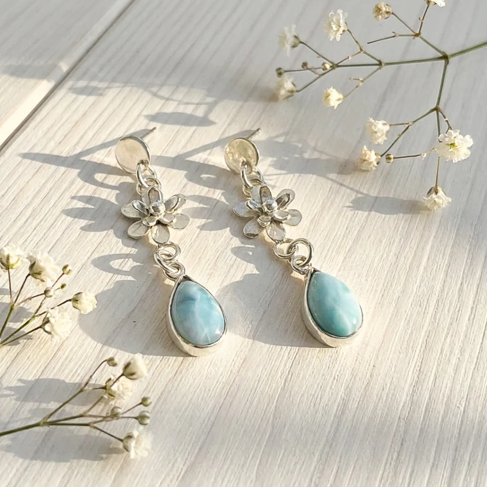 Aros de plata calados a mano con flor y larimar