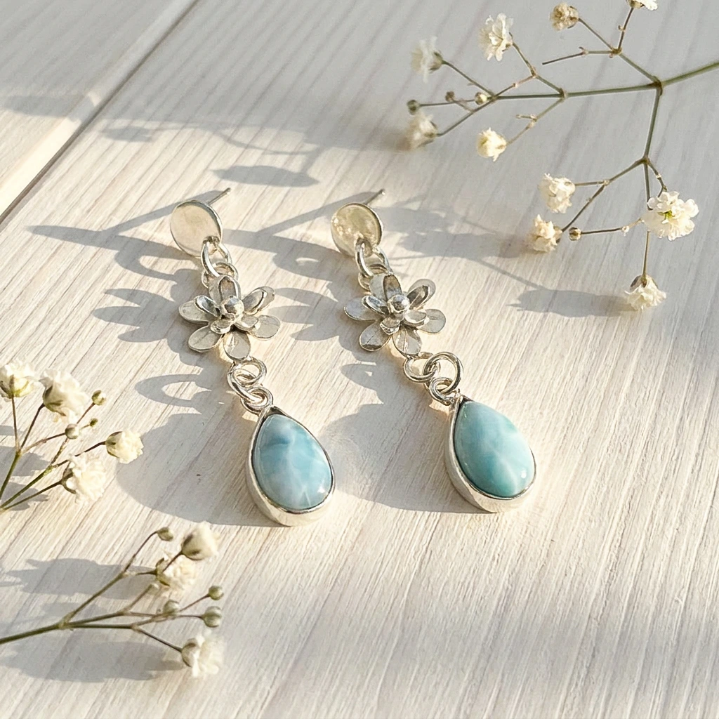 Aros livianos de plata 950 con diseño floral Aros de plata calados a mano con flor y larimar