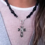 Colgante liviano y elegante con cristales auténticos y símbolo de corazón