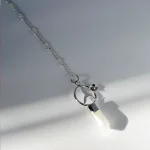 Diseño único de colibrí calado con flor y piedra natural