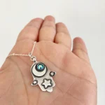 Colgante Mano de Cielo liviano con detalles artesanales únicos