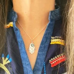 Colgante artesanal en forma de mano con luna y estrellas