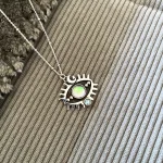 Colgante ojo místico con ópalo boreal natural
