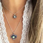 Amuleto místico de plata con ópalo boreal y detalles lunares
