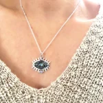 Collar de plata artesanal con ojo y símbolos nocturnos