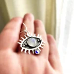 Joya artesanal de plata con labradorita y luna creciente