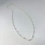 Detalles sutiles en cadena de pelotitas