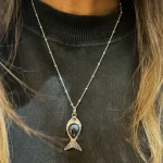 Diseño luminoso en collar de plata 950