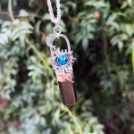 Talismán de plata hecho a mano con símbolos cósmicos y piedra natural