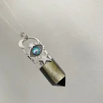 Colgante artesanal con luna, estrellas y cristal Swarovski certificado