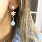 Aros livianos de plata con diseño de flor y piedra larimar