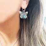 Pendientes artesanales en forma de mariposa con piedra central