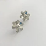 Joyas de plata con flores inspiradas en un jardín