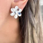 Aros de plata con flores que simbolizan renacimiento