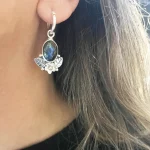 Aros artesanales de plata con diseño de flores y hojas