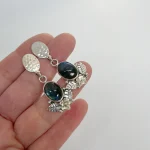 Aros de plata con labradorita y diseño artesanal