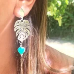 Aros de plata calados con hoja monstera detallada