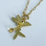 Colgante de plata enchapada en oro con colibrí y flor hibiscus