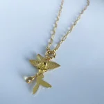 Colgante exclusivo dorado con colibrí y detalles florales