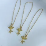 Colgante dorado en plata 950 con diseño de colibrí y flor