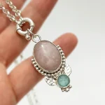 Joya artesanal de plata 950 con cuarzo rosa y cuarzo cristal