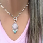 Colgante de diseño artesanal con piedras naturales
