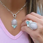 Colgante hecho a mano en plata con detalles de hojas