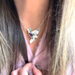 Colgante artesanal de plata con colibrí y flores