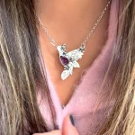 Joya en plata calada a mano con colibrí y amatista
