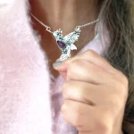 Collar espiritual de plata con colibrí y piedra amatista