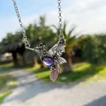 Collar artesanal de plata con diseño de colibrí