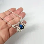 Collar de plata calado a mano con diseño de mariposa