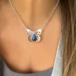 Joya artesanal inspirada en la mariposa monarca con labradorita