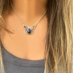 Collar ligero y cómodo con mariposa en plata y piedra