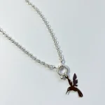 Collar de plata con cadena rolo y colibrí detallado