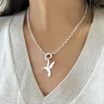 Joya artesanal de plata con diseño de colibrí liviano