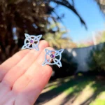 Aros en forma de nudo de bruja con amatista central