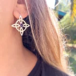 Aros livianos y cómodos con diseño espiritual y amatista