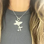 Colgante artesanal de colibrí y flor hibiscus en plata
