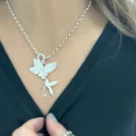 Joya de plata con colibrí polinizando hibiscus y cuarzo cristal