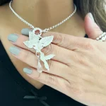 Colgante hecho a mano en plata con colibrí y gota de cuarzo cristal