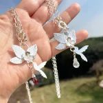 Colgante artístico colibrí y flor en plata con piedra natural