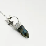 Colgante artesanal de plata con nudo de bruja y piedras naturales