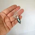 Amuleto espiritual en plata con nudo de bruja y piedras místicas