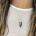 Talismán protector de plata con labradorita y piedra luna