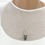 Joya artesanal de plata con diseño de nudo y piedras naturales