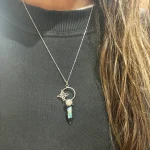 Collar con nudo de bruja y colgante de piedras energéticas